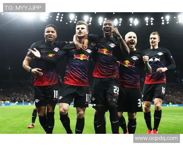 姜姓足球明星的崛起与成就探秘：从青涩少年到绿茵场上的传奇之路